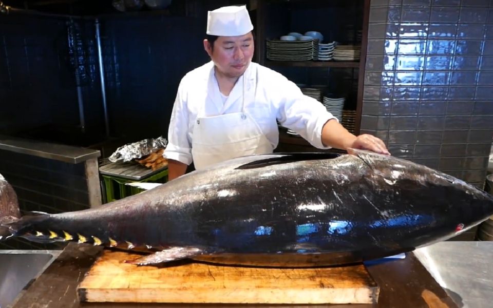 [图]【日本美食】超爽巨型蓝鳍金枪鱼切割秀！生鱼片做海鲜丼