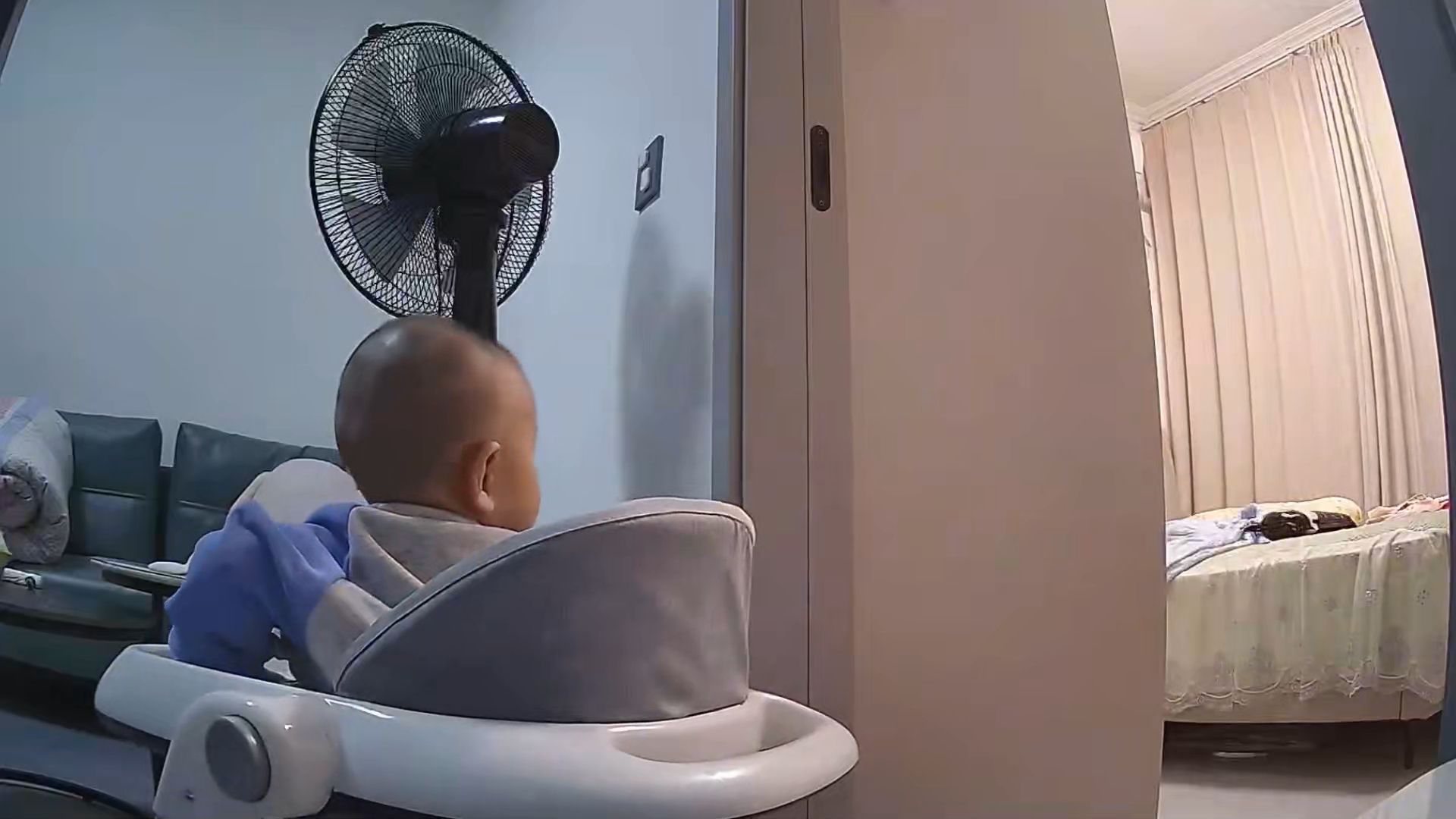 人类幼崽的抓力能有多强？宝宝：这是啥？我的方天画戟！