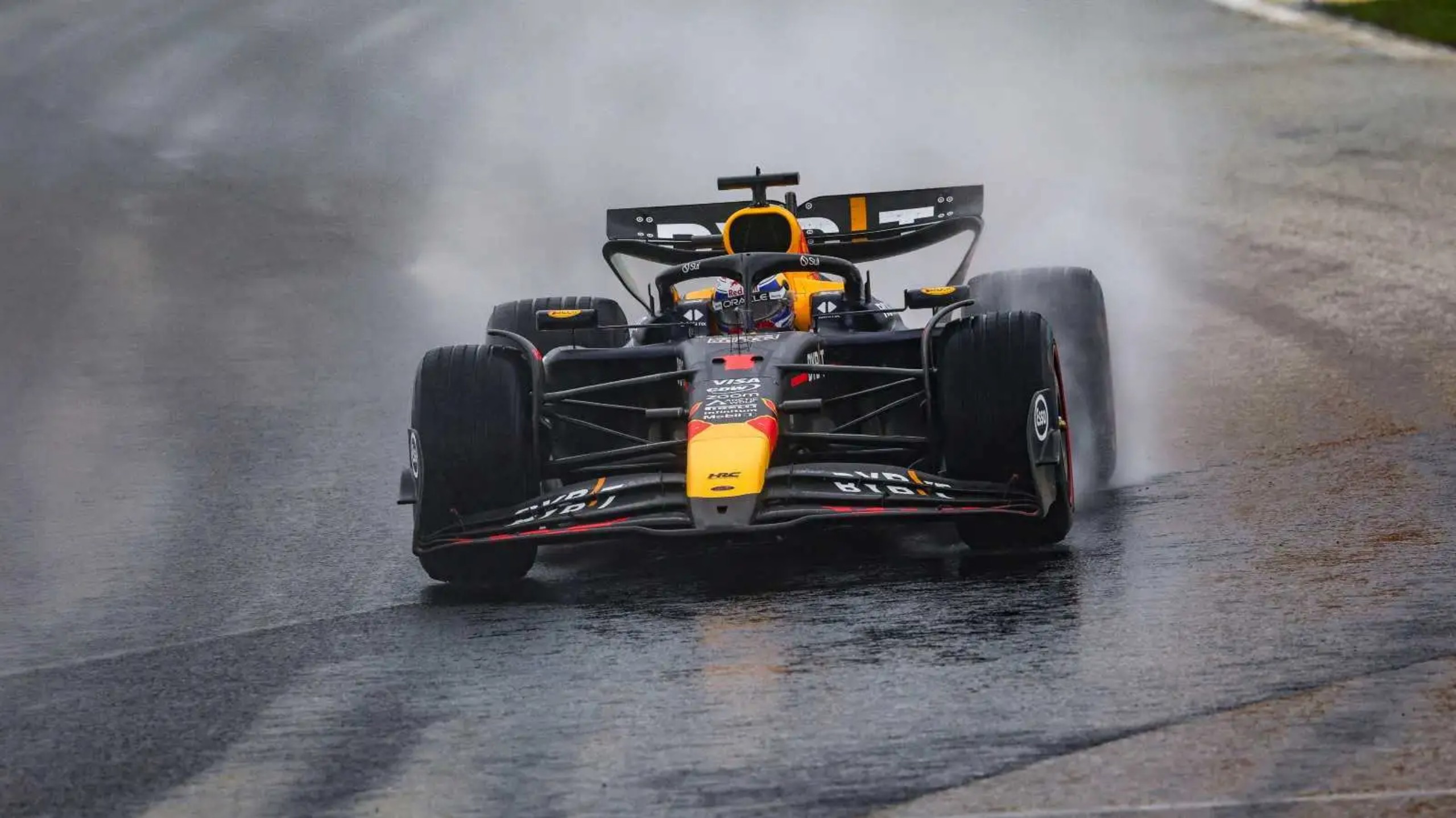 【F1】雨地中的极限艺术！雨战二十佳经典超车