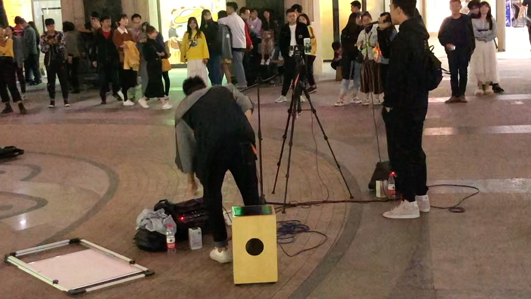 [图]【吻得太逼真】张敬轩 武汉光谷街头表演