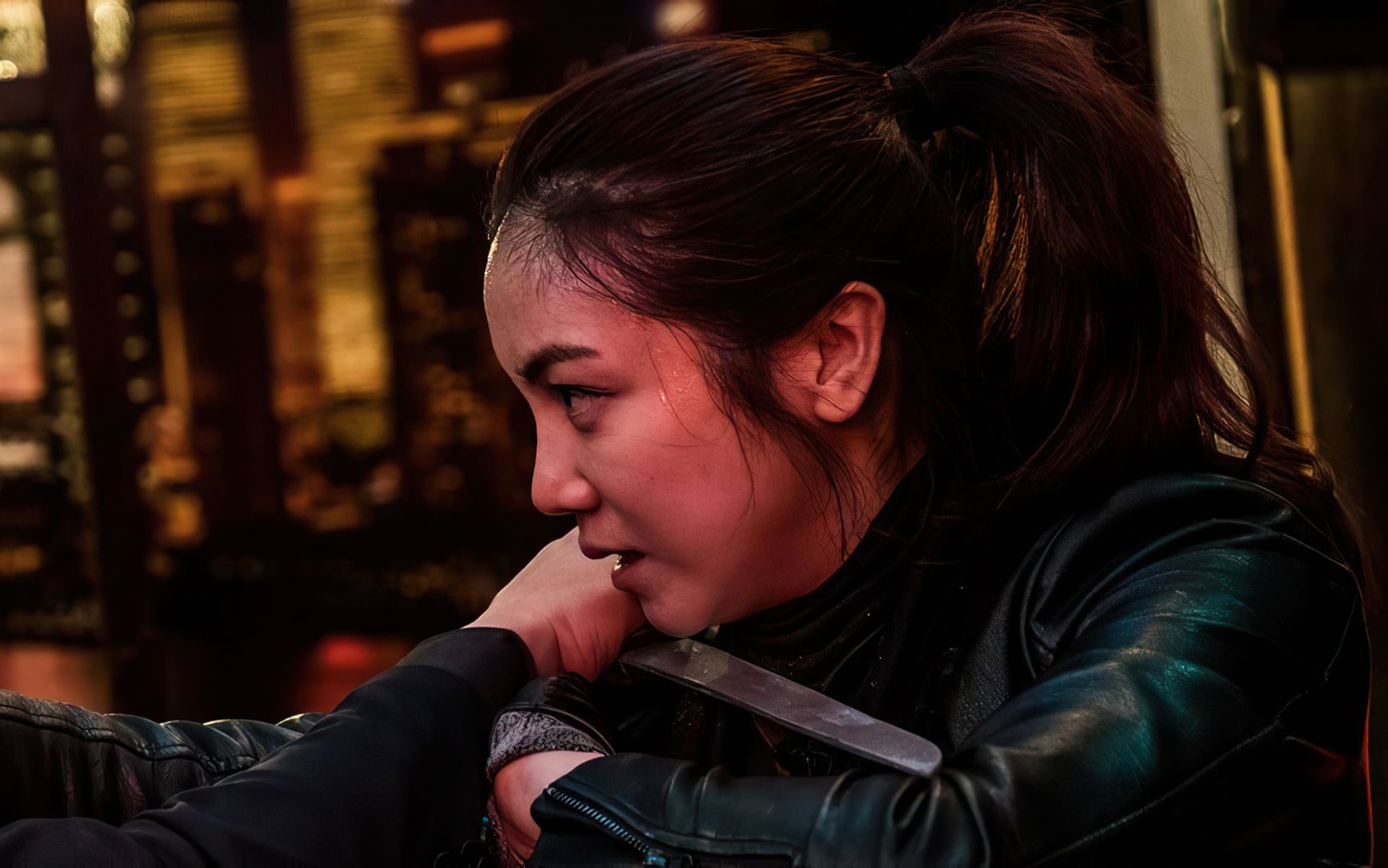 女孩单枪匹马闯入黑帮基地轻松解决一帮狗腿子