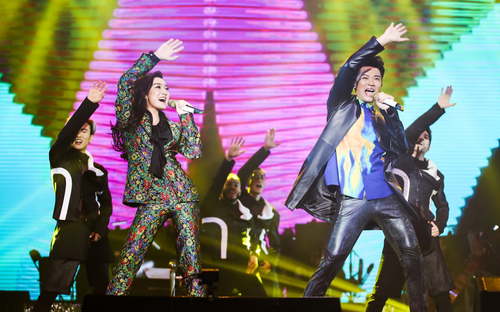 【凤凰传奇演唱会12】做个唱跳组合【年轻主义】-阿赖没了-动漫-哔哩