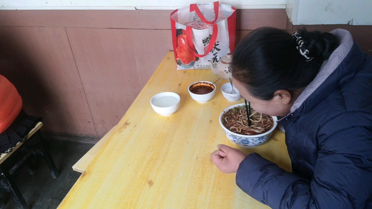 甘肃天水藏在巷子深处的美食,大冷天一碗热气腾腾的扁食,甭提多爽了.哔哩哔哩bilibili