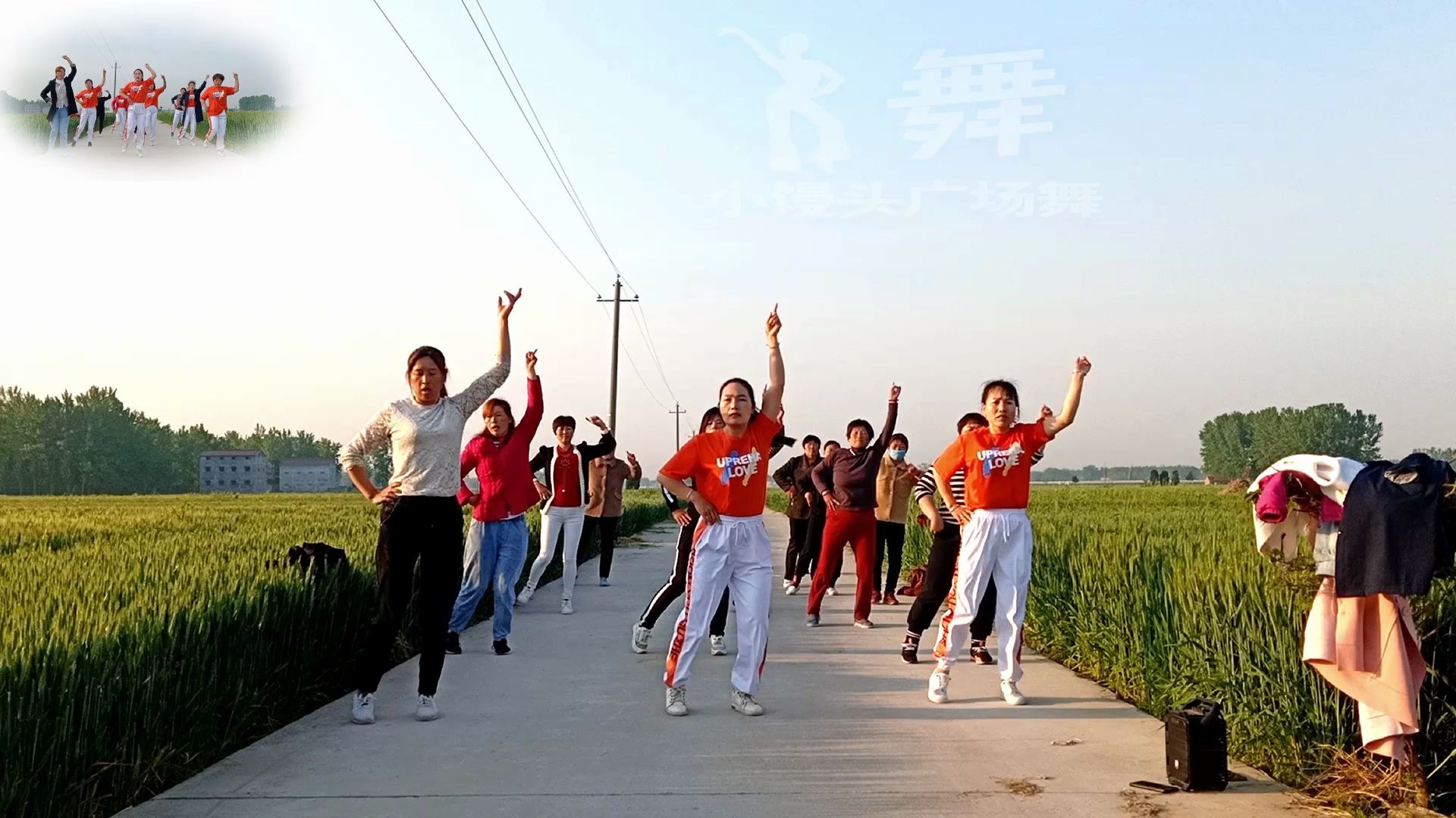 阳光明媚,春光灿烂,几姐妹乡村小路上跳广场舞《爱的思念》