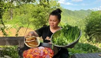 下载视频: 今天做个爆辣排骨火锅，配着小葱直接吃过瘾