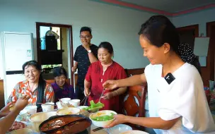 Скачать видео: 陪两个妈妈去逛街，做一锅热气腾腾的火锅，一家人有说有笑真惬意