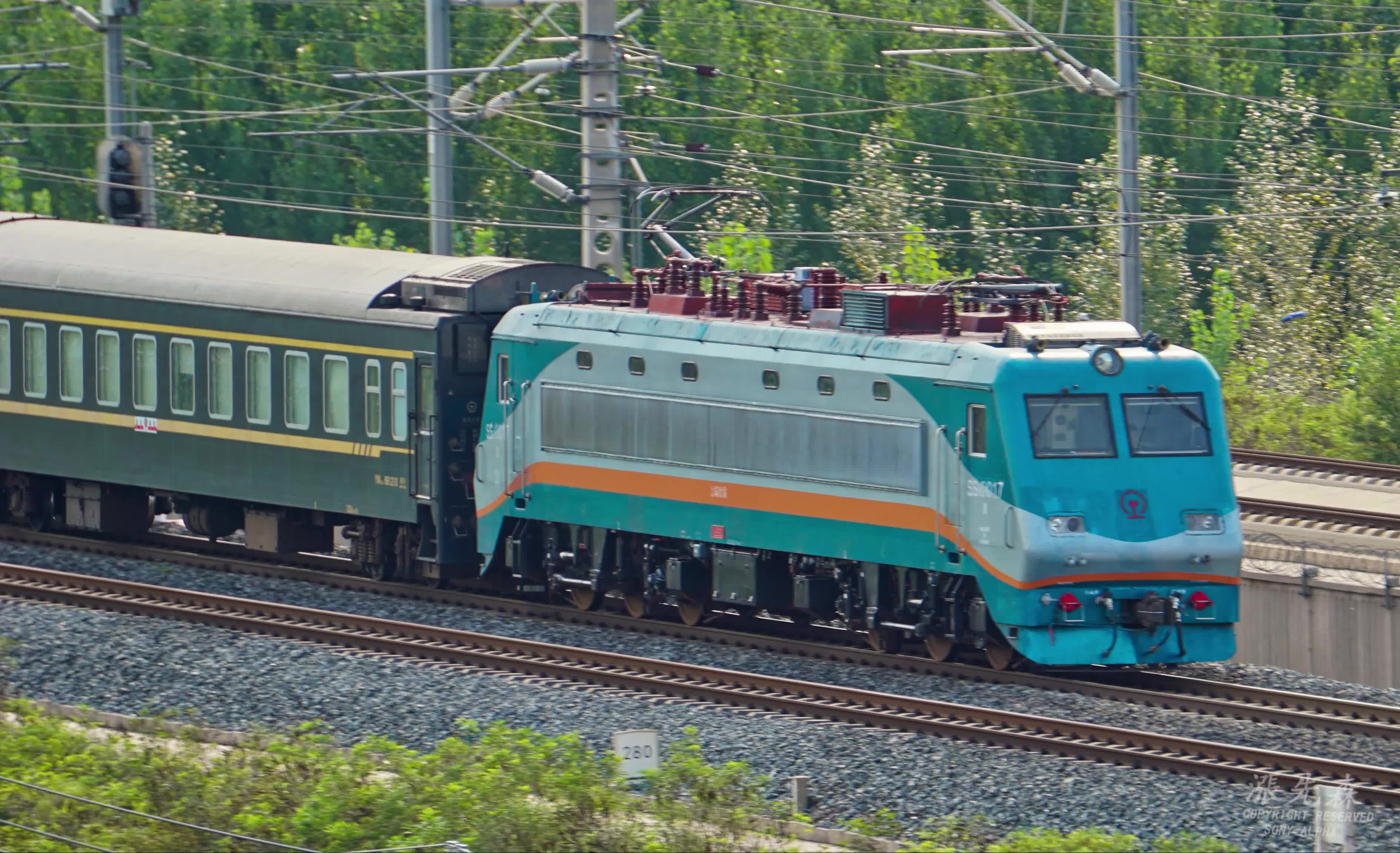 【铁路】沈局魔改ss9牵引k429次驶过京哈铁路_哔