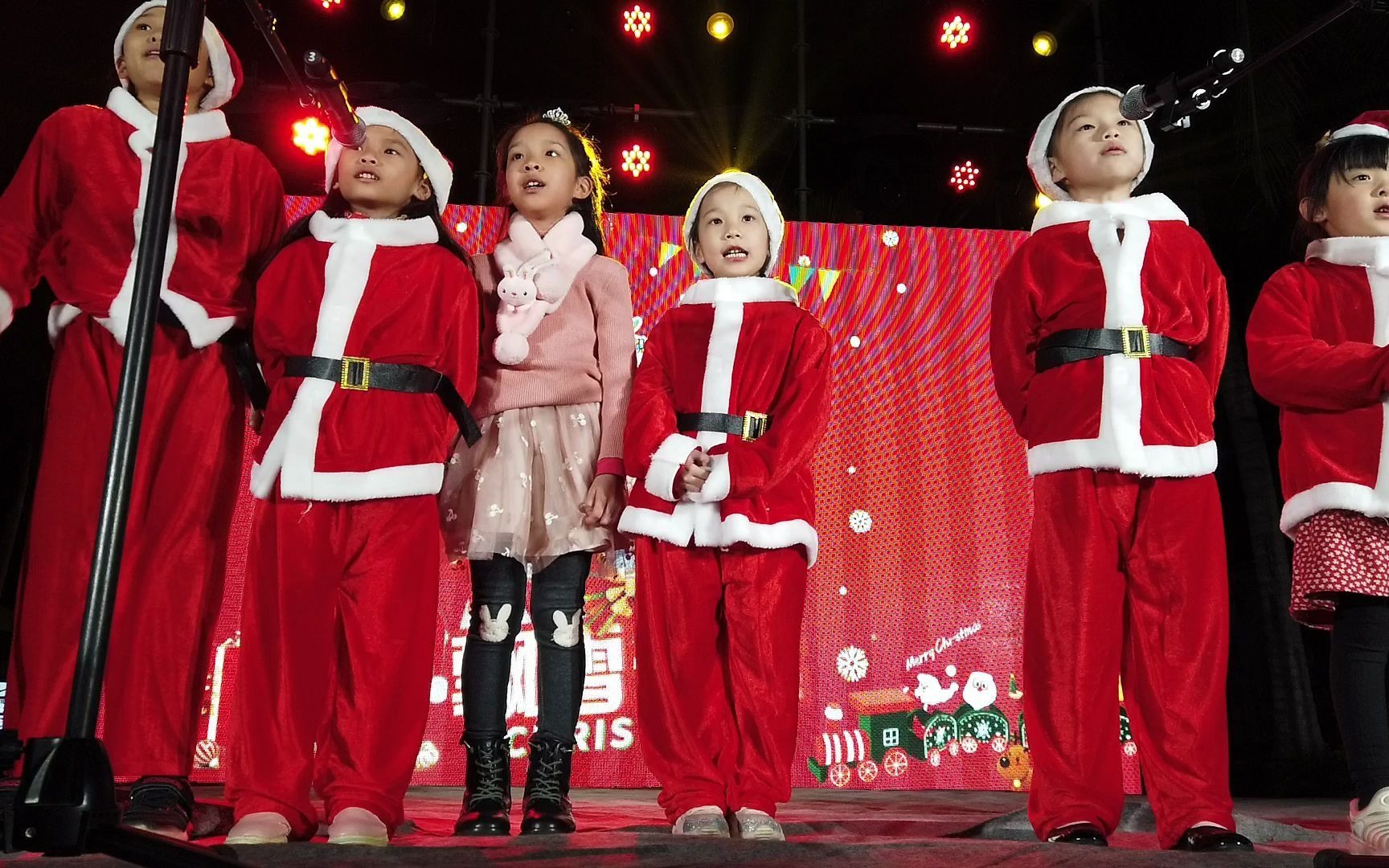 黄搞笑合唱团圣诞表演《铃儿响叮当》_20201219190839