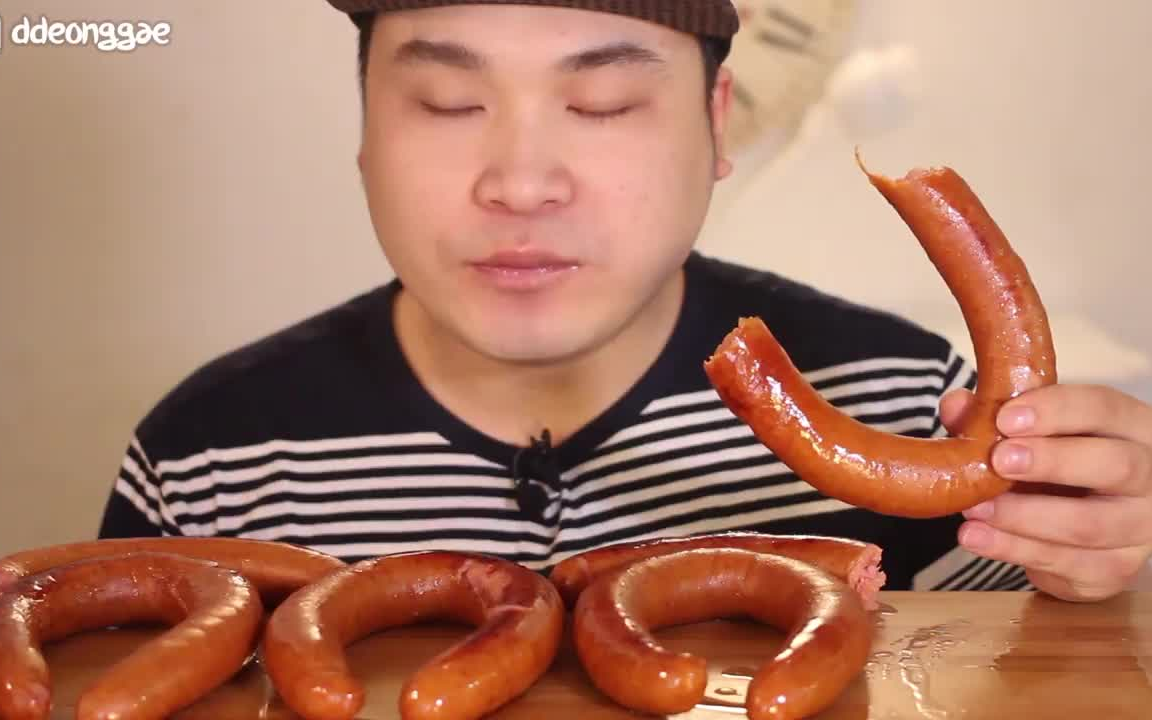 【donkey弟弟吃播asmr】--弟弟吃香肠,感觉嘎嘣脆