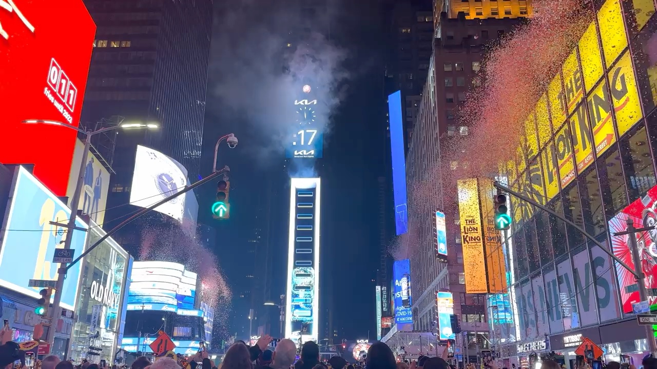 纽约时代广场迎接新年倒计时(纽约时代广场迎接新年倒计时视频)