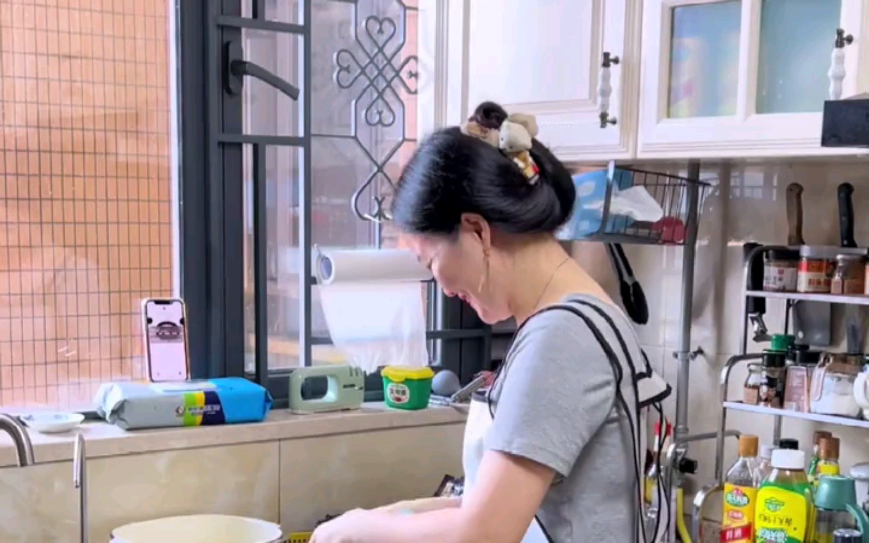5点起床为一家人做饭的王蓉，成为600万网友的“互联网妈妈”-36氪