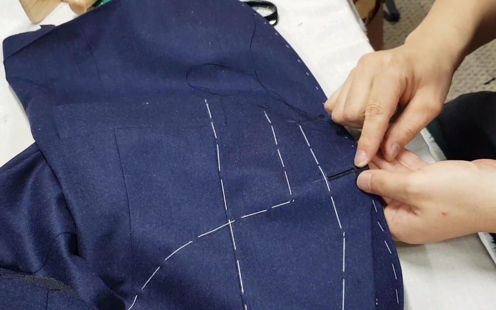 西装制作手工缝扣眼