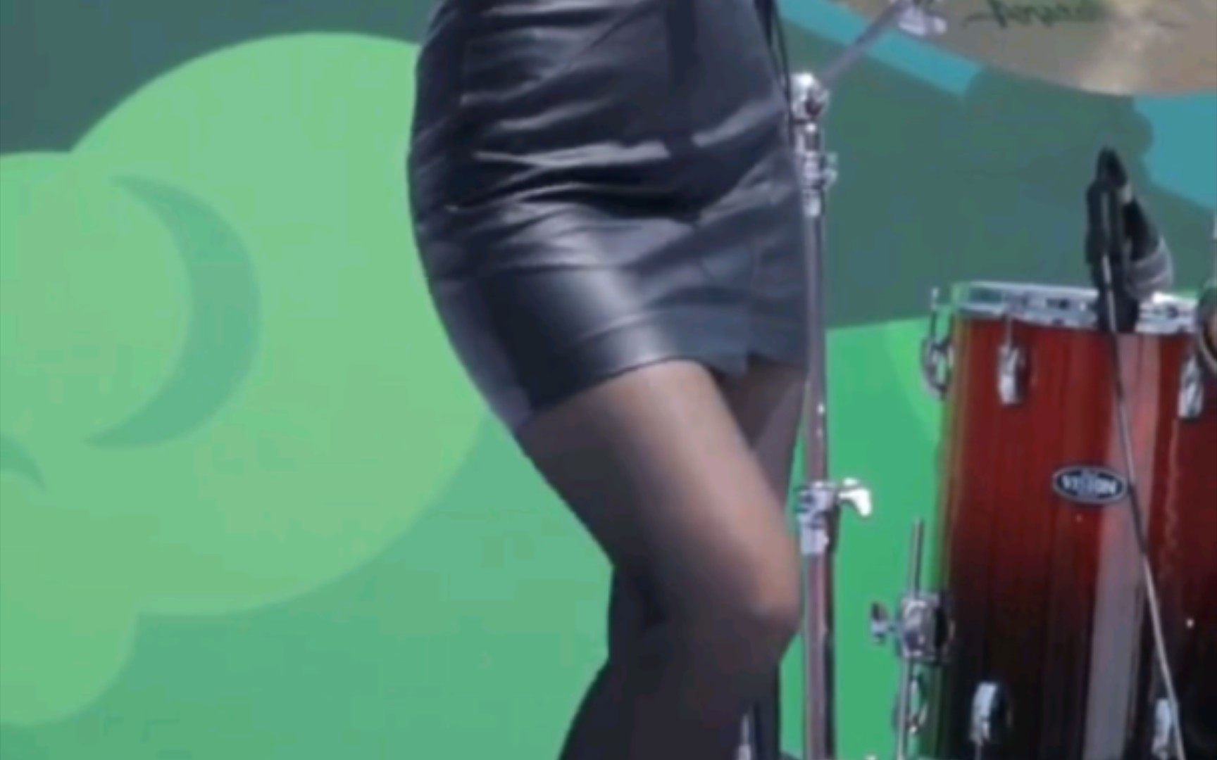 洪真英·性感皮裤黑丝长腿,竖屏怼腿直拍.