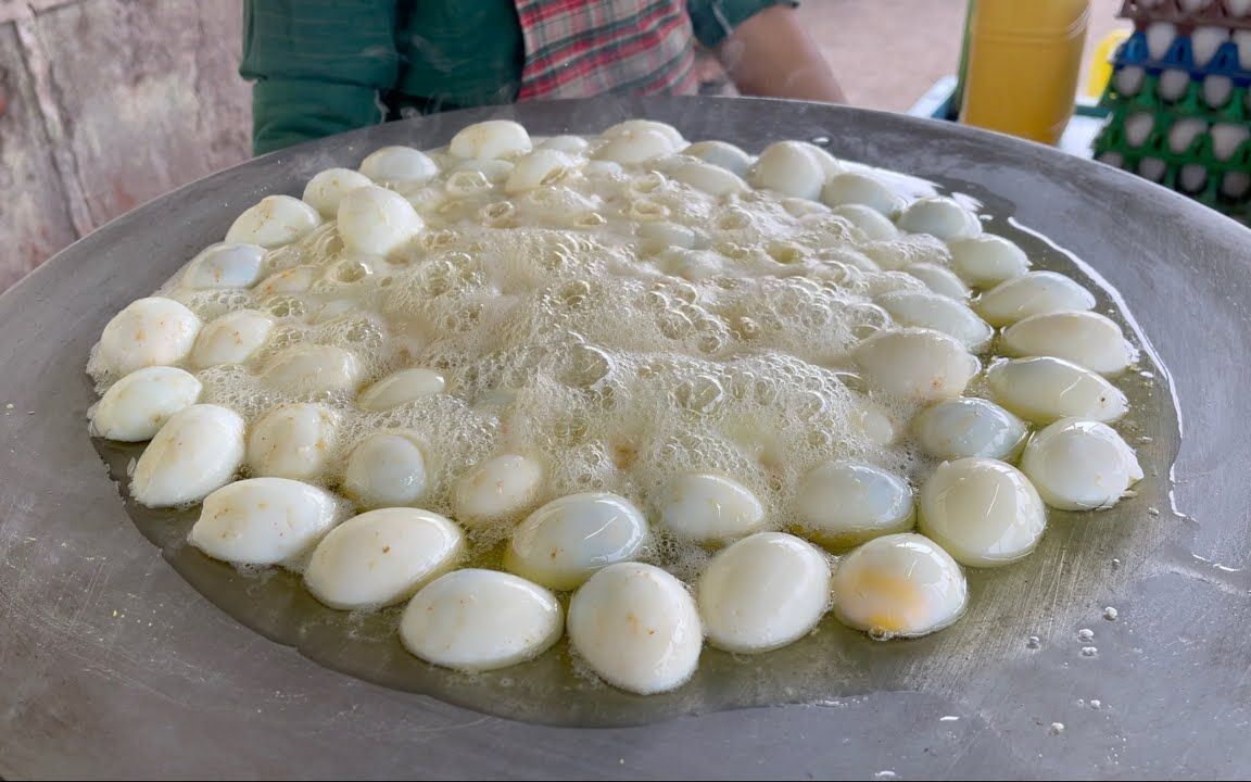 印度街头美食油炸鸡蛋独特的味道深受当地男人追捧