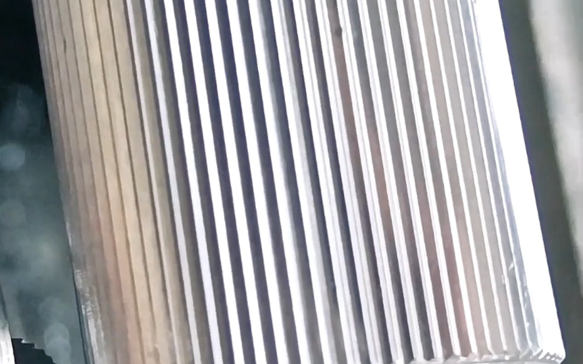 想做出直纹滚花该有的效果,可以来试试切削工艺的吧 #滚花 #金属加工 