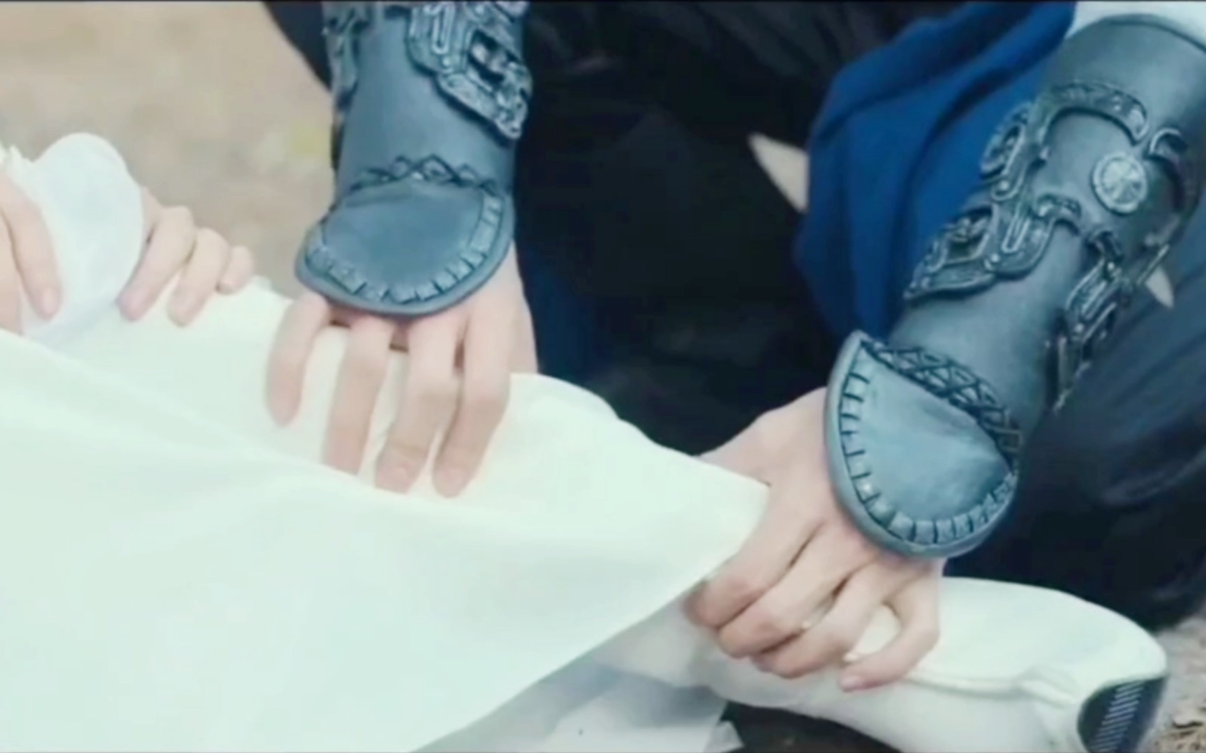 古装冷艳女侠,白衣白靴,清丽脱俗,不慎把脚扭伤,少侠背她上路随后帮她