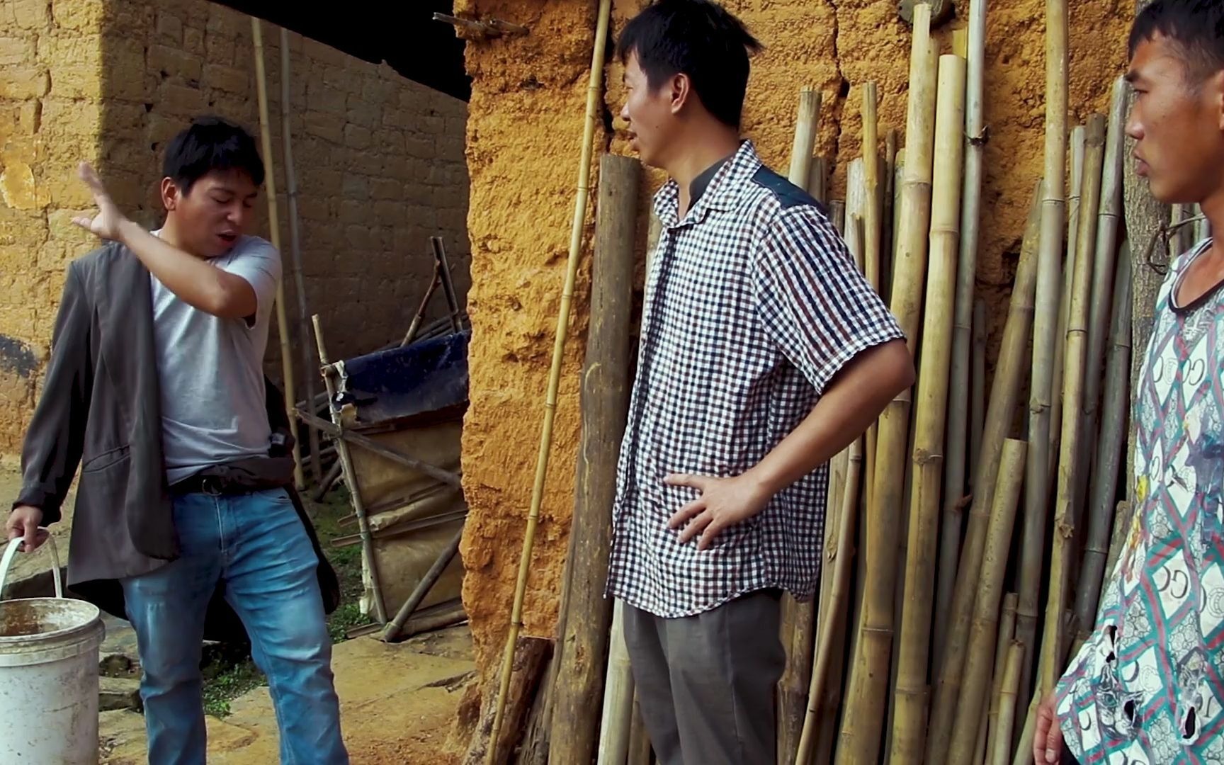 【搞笑视频】农村穷三兄弟,为了要先建房还是先娶老婆这话题争吵