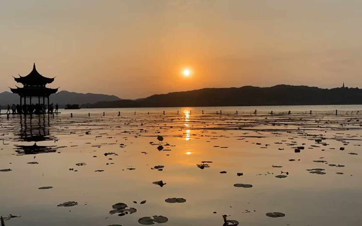 杭州西湖落日时,宝石流霞绚漫天