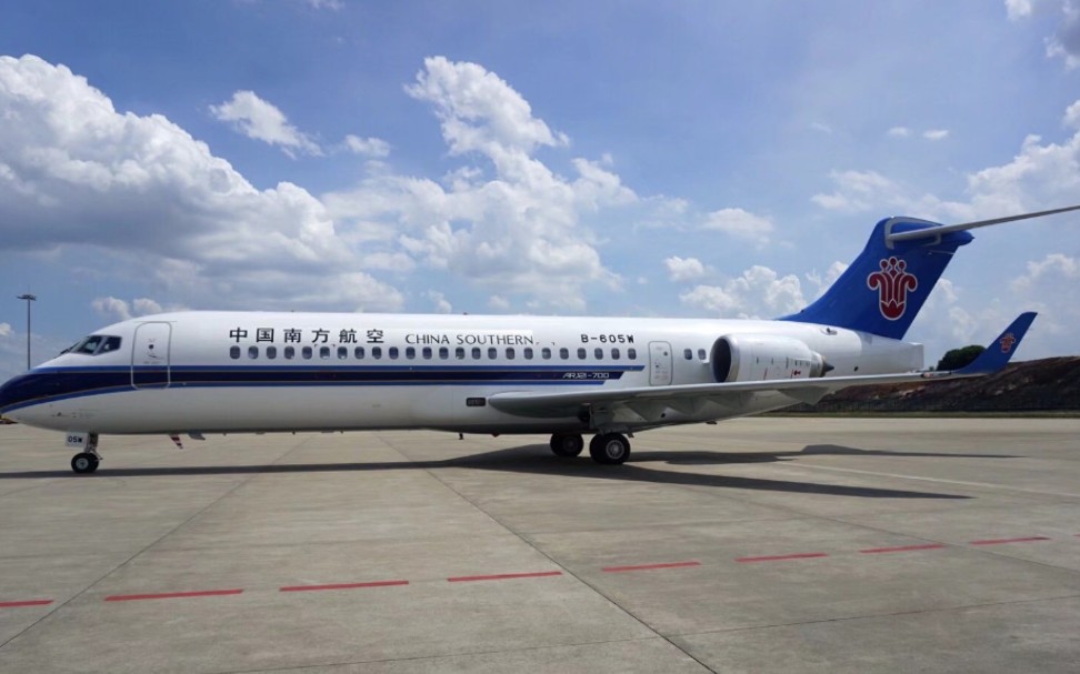 【中国南方航空】中国商用飞机arj21-700广州白云国际机场西跑道降落