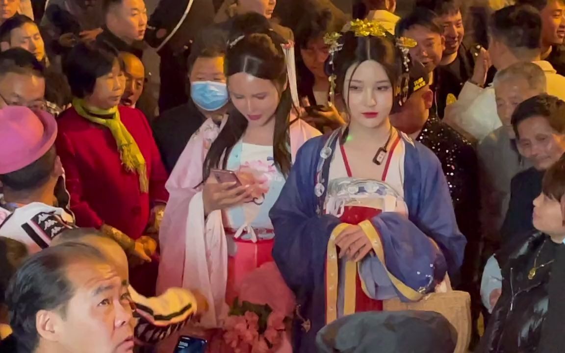 【群演】横店十天无戏可怕,群演集体沦陷,无业游民塞满大街,人间还有