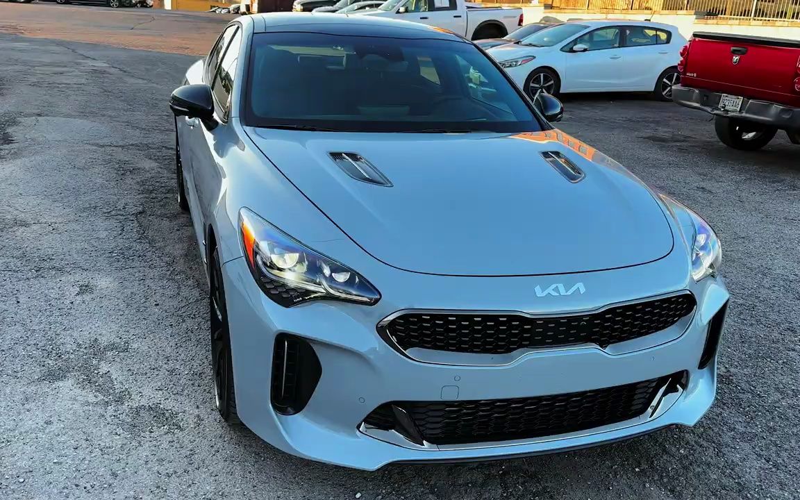 韩系后驱轿跑,2023款起亚斯汀格静态展示