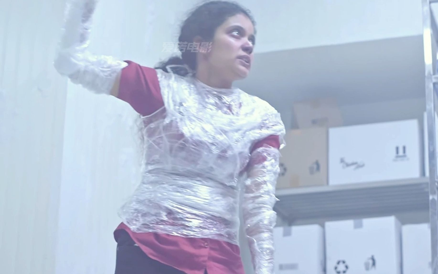 女孩儿被困冷库竟然用保鲜膜来保暖