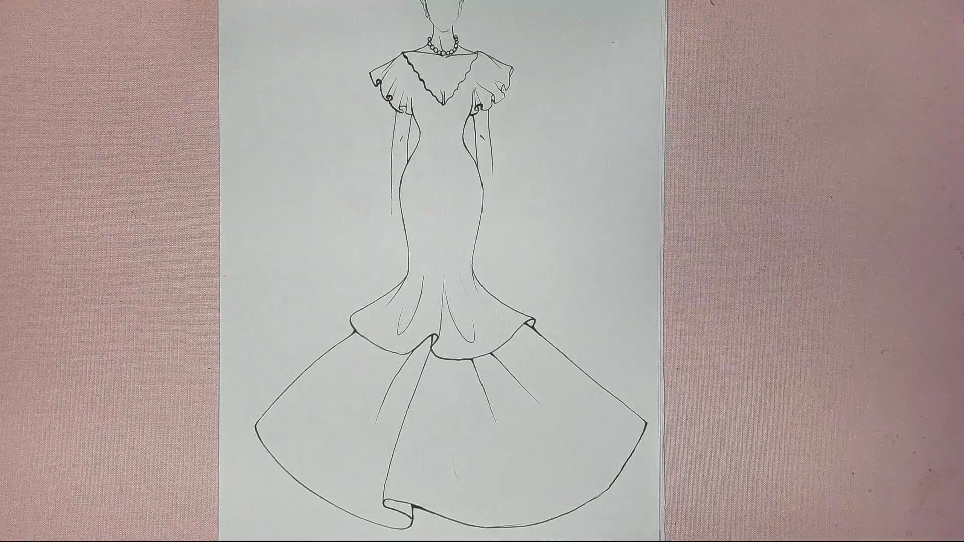 服装设计手绘学习:灰色v领鱼尾晚礼服勾线过程