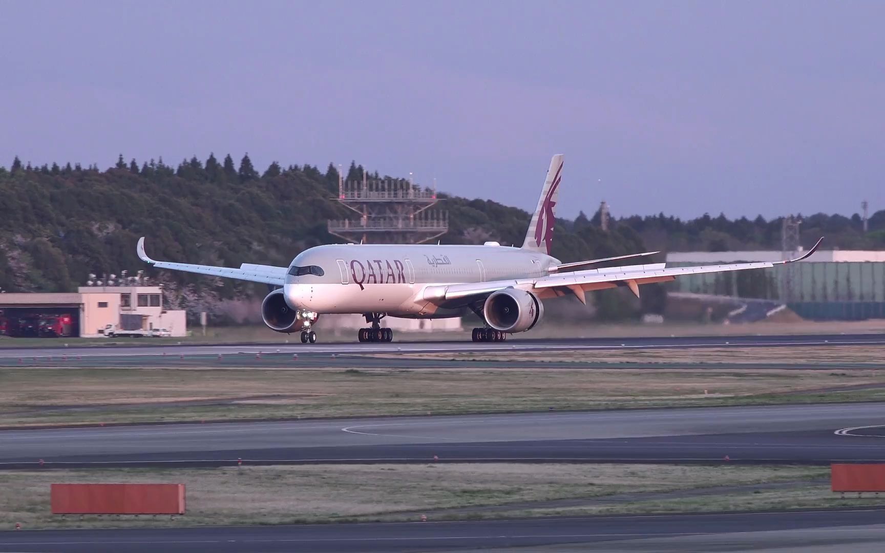 卡塔尔航空公司空中客车a350-1000 a7-and,在nrt(成田机场) 跑道34r