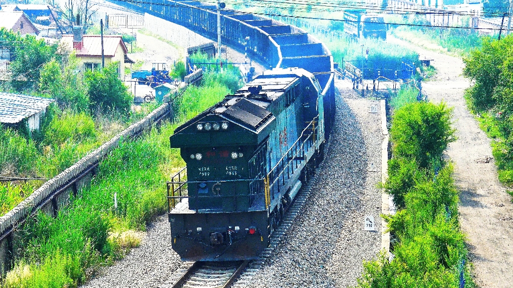 hxn5 0174哈局哈段牵引货列下行驶出赵光站