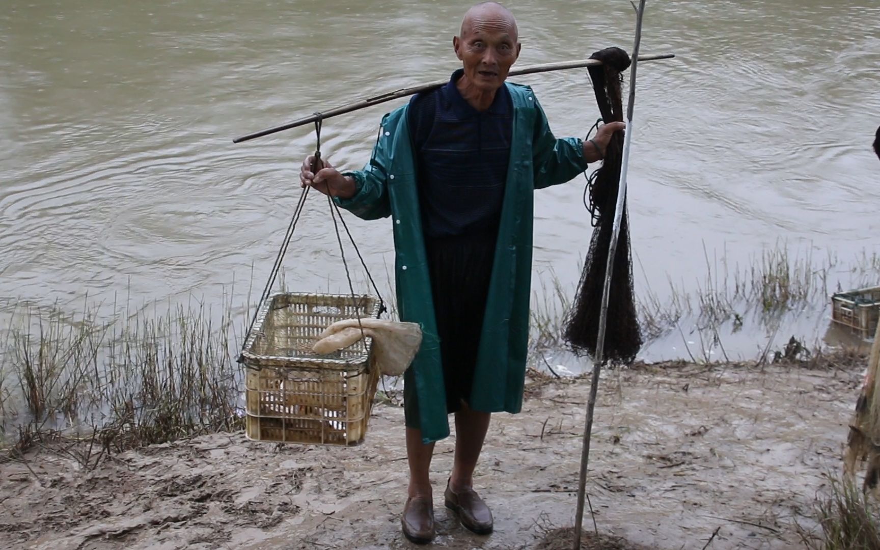 小军淮河撒网,碰到撒了几十年的老渔民,撒的渔获一点不输年轻人