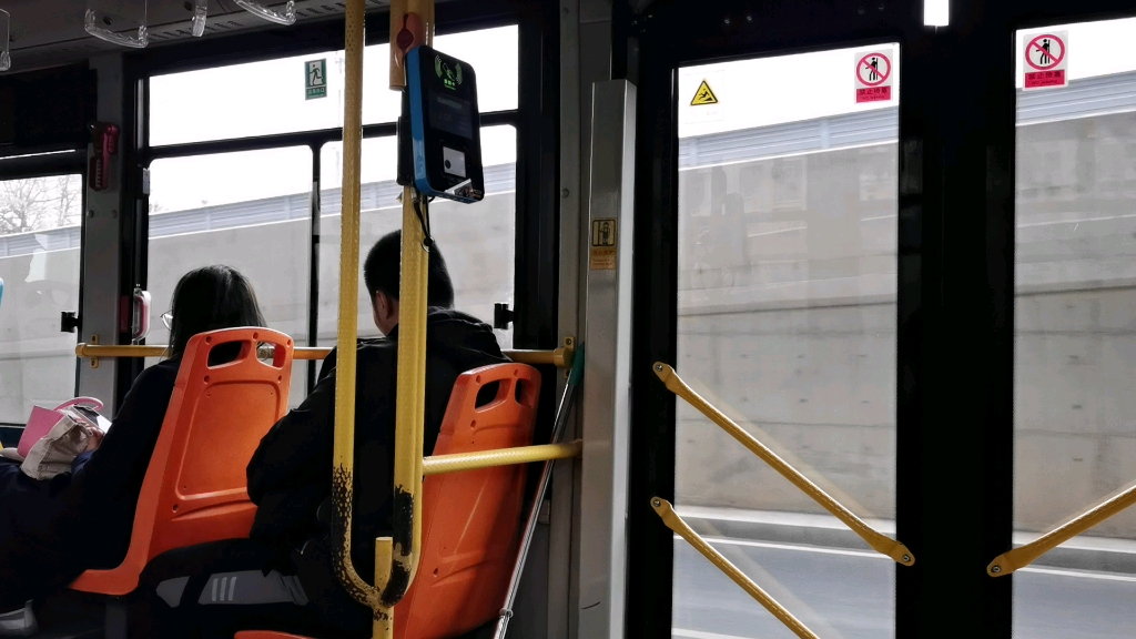 救命在线等急!为什么公交车下车还要刷卡