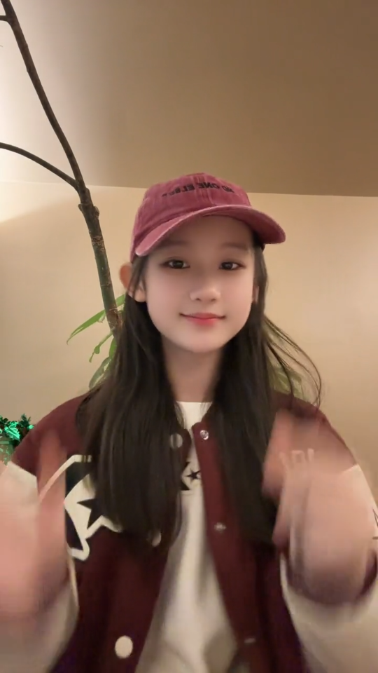 张熙唯:比心手势舞