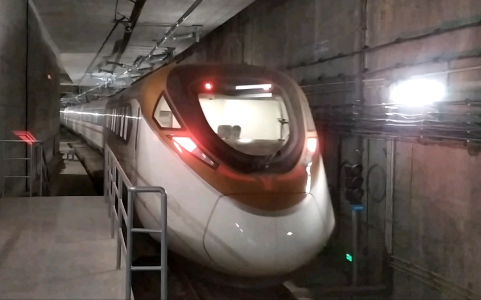 广州地铁22号线d2型电客车运行18号线(22x019-020)万顷沙站下行出站