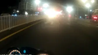 破天荒遇到遵守交规的电动三轮车，年轻人可以-2022年12月11日