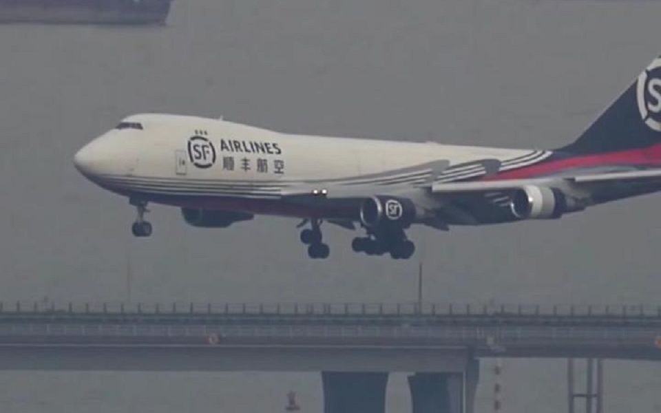 顺丰航空波音747货机,满载百吨快递降落深圳机场