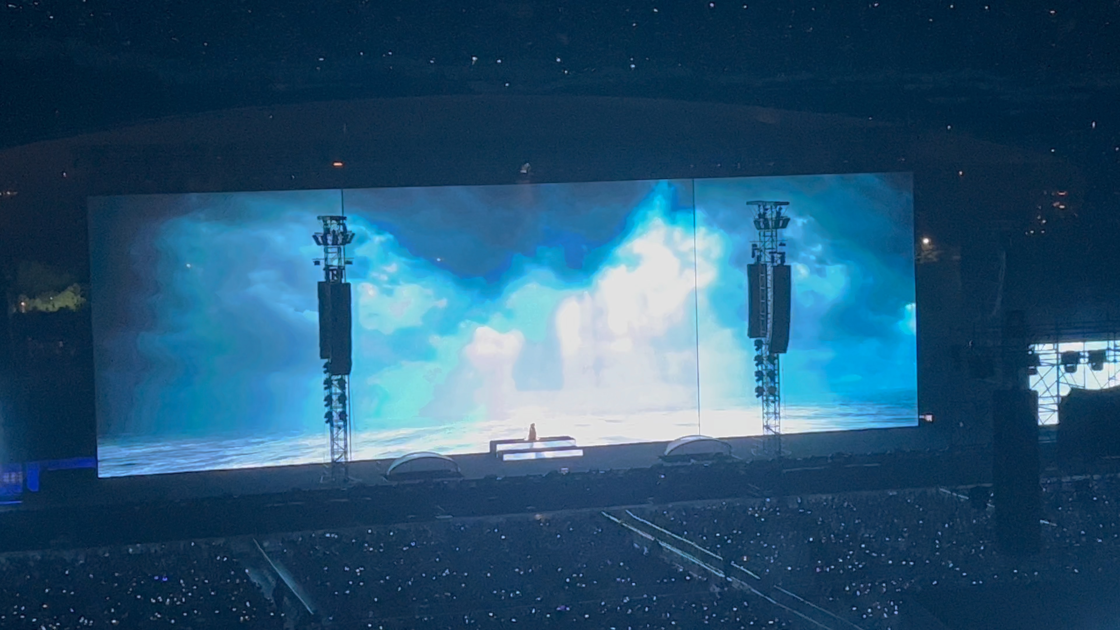 邓紫棋演唱会这个大屏幕应该是国内最大吧?