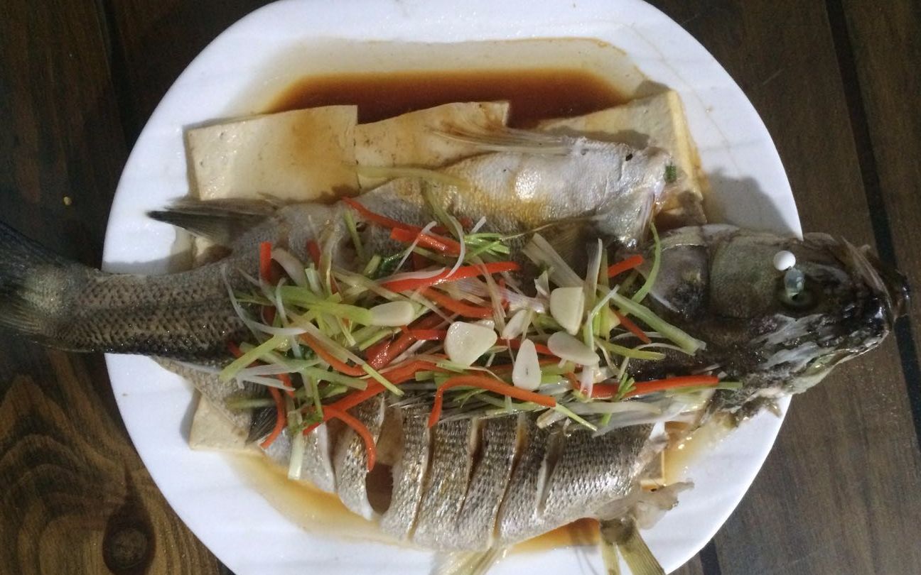 农村大厨做豆腐蒸鲈鱼营养美味,鲈鱼和豆腐相得益彰,绝配!