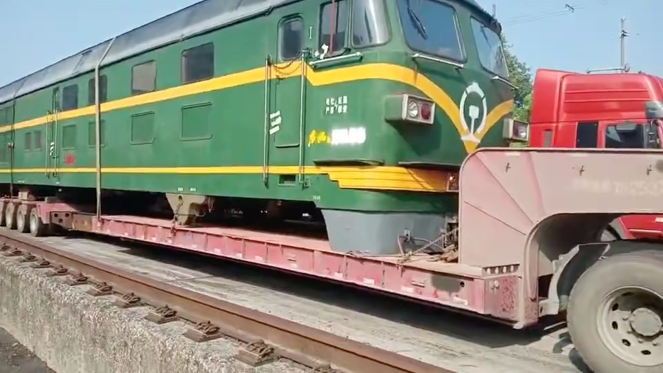铁景铁路的报废火车东风4b型内燃机车