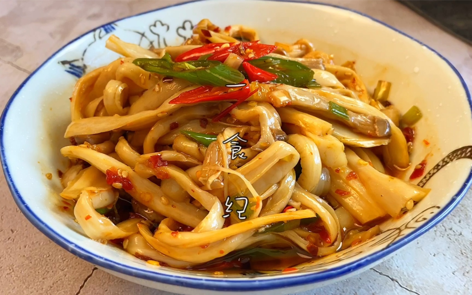 红油杏鲍菇|口感滑滑肉肉的凉拌杏鲍菇,跟鸡肉一个味,蒜香浓郁超下饭!
