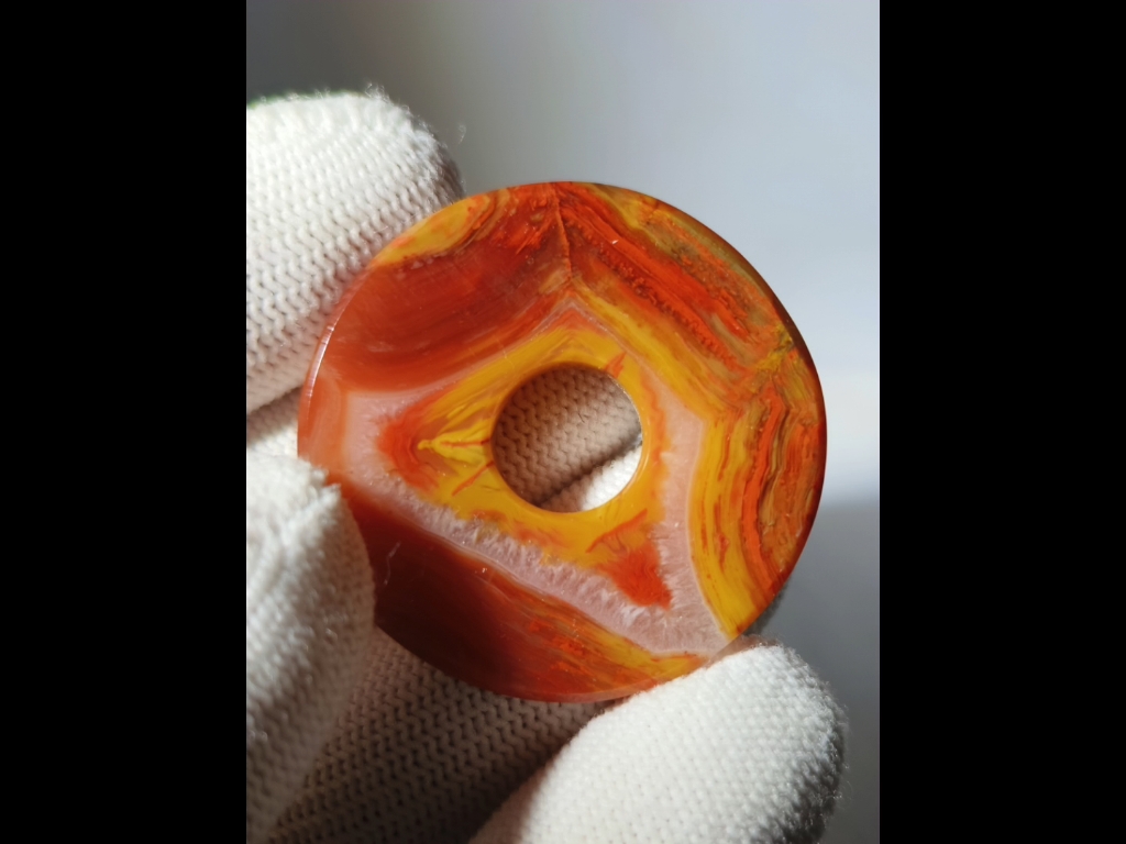 战国红镐玛瑙缠丝俏色玛瑙璧,老气开门,包老到代,光气好,纹路清晰!