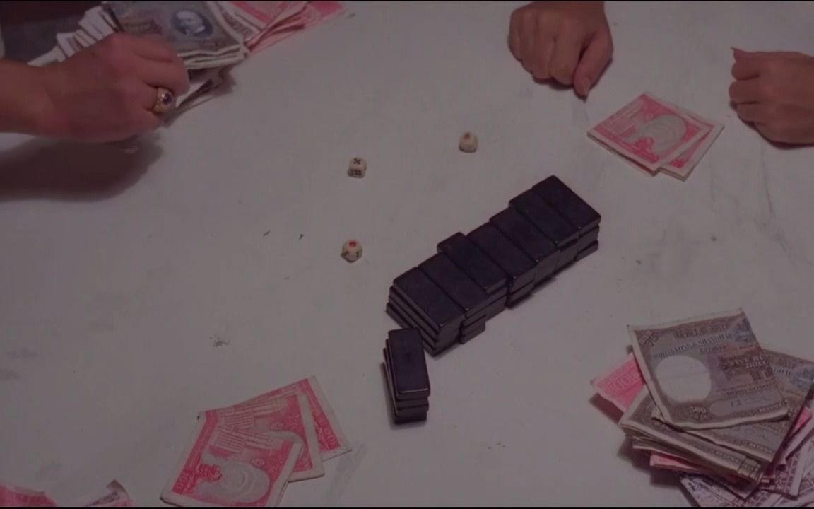 大爷赌牌九抓了副好牌殊不知对方是老千这下输惨了