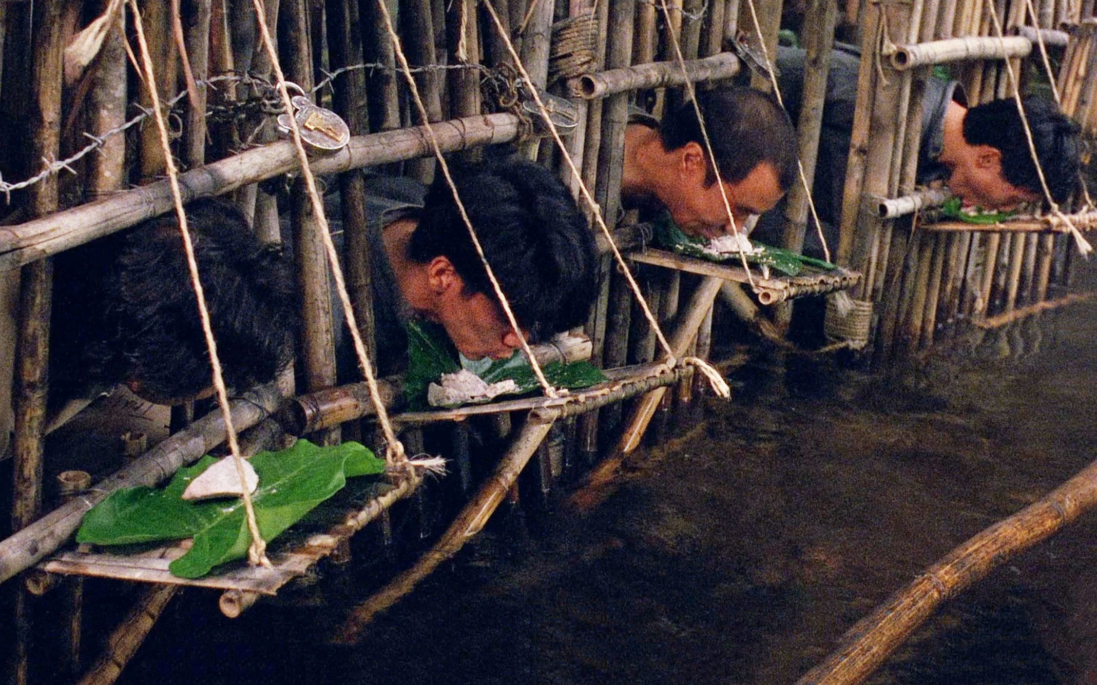 这才是最恐怖的越南监狱,吃饭像狗一样趴着!刘德华牺牲最大的电影