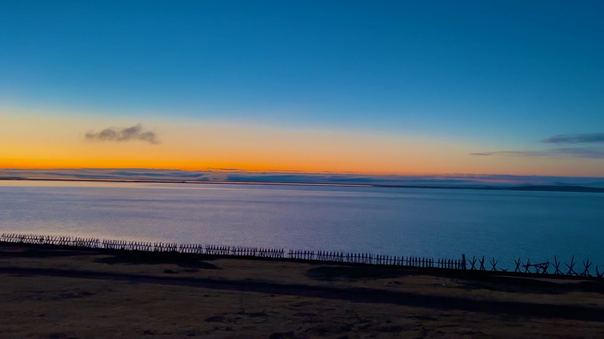 清晨的呼和诺尔湖