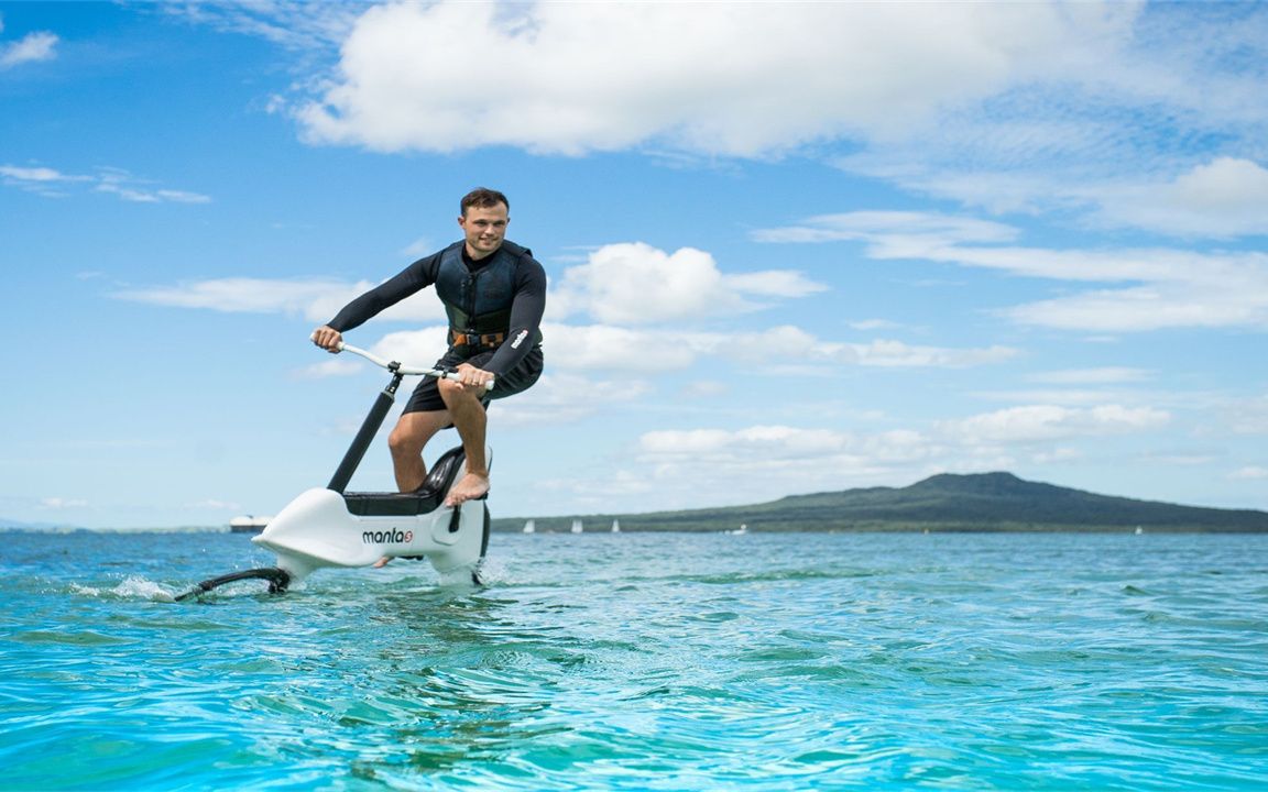 牛人发明首款水翼自行车,轻松在水面上骑行,怎么做到的?