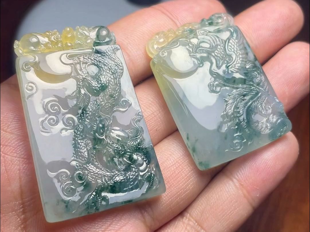 俏色巧雕,龙凤对牌#翡翠雕刻#俏色巧雕#手艺人
