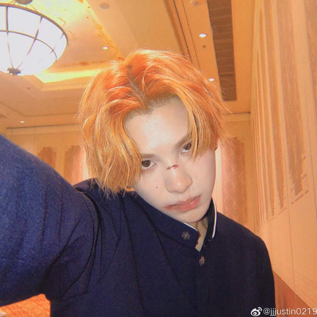 黄明昊cos热血高校帅炸了