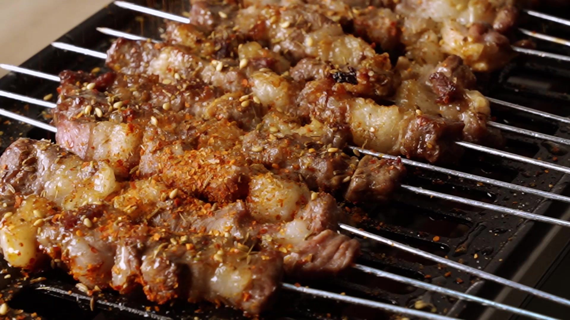 自己做烧烤,边烤边吃真舒服