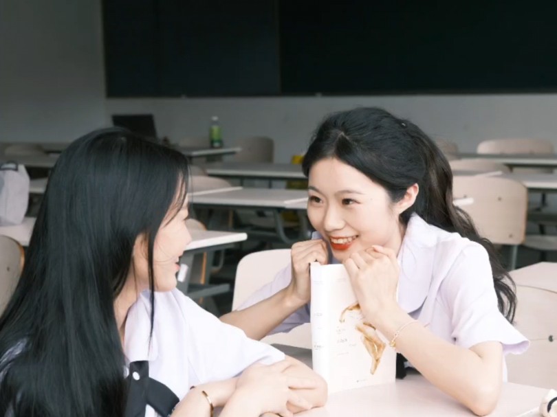 "你还记得去年那个考上北大的学姐嘛"