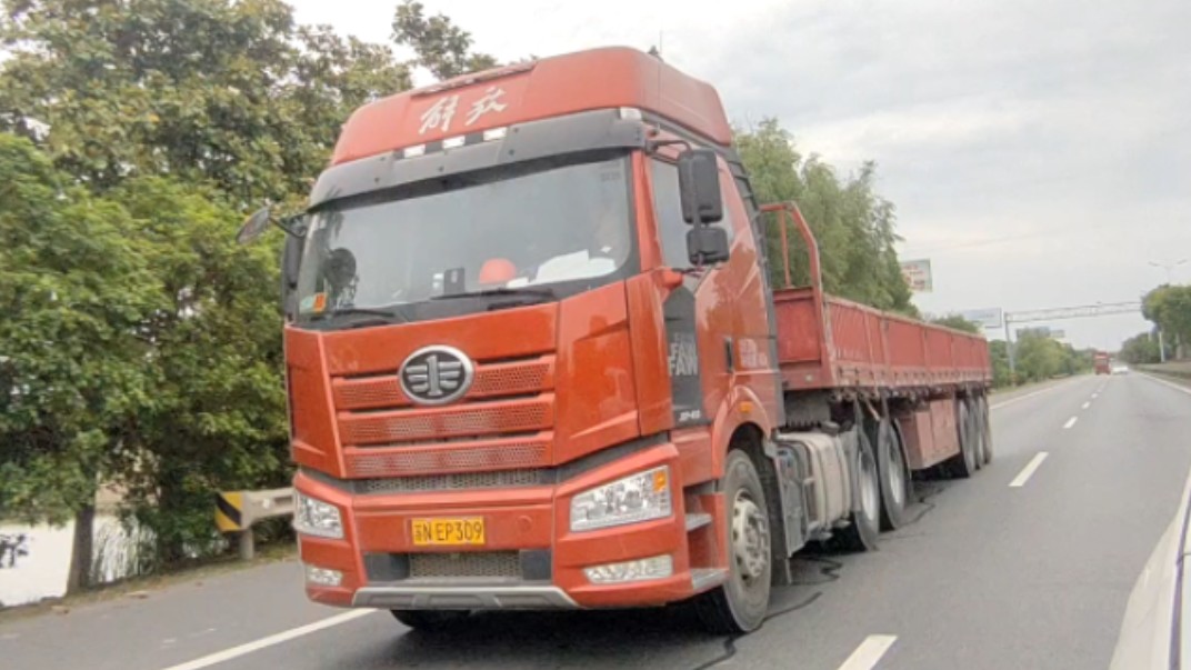 解放第三代j6p牵引车