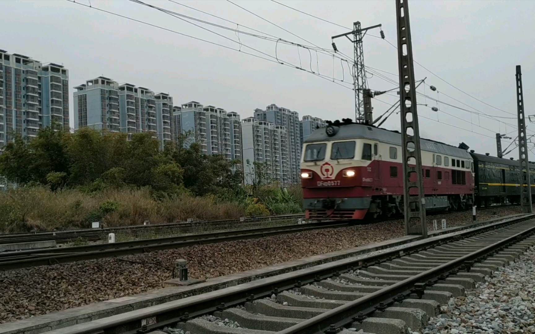 【湘桂上行线】宁局邕段df4d-0577牵引客车5518南宁南三场幺道通过去